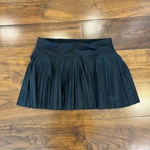 Lululemon black pleated tennis skirt size 4